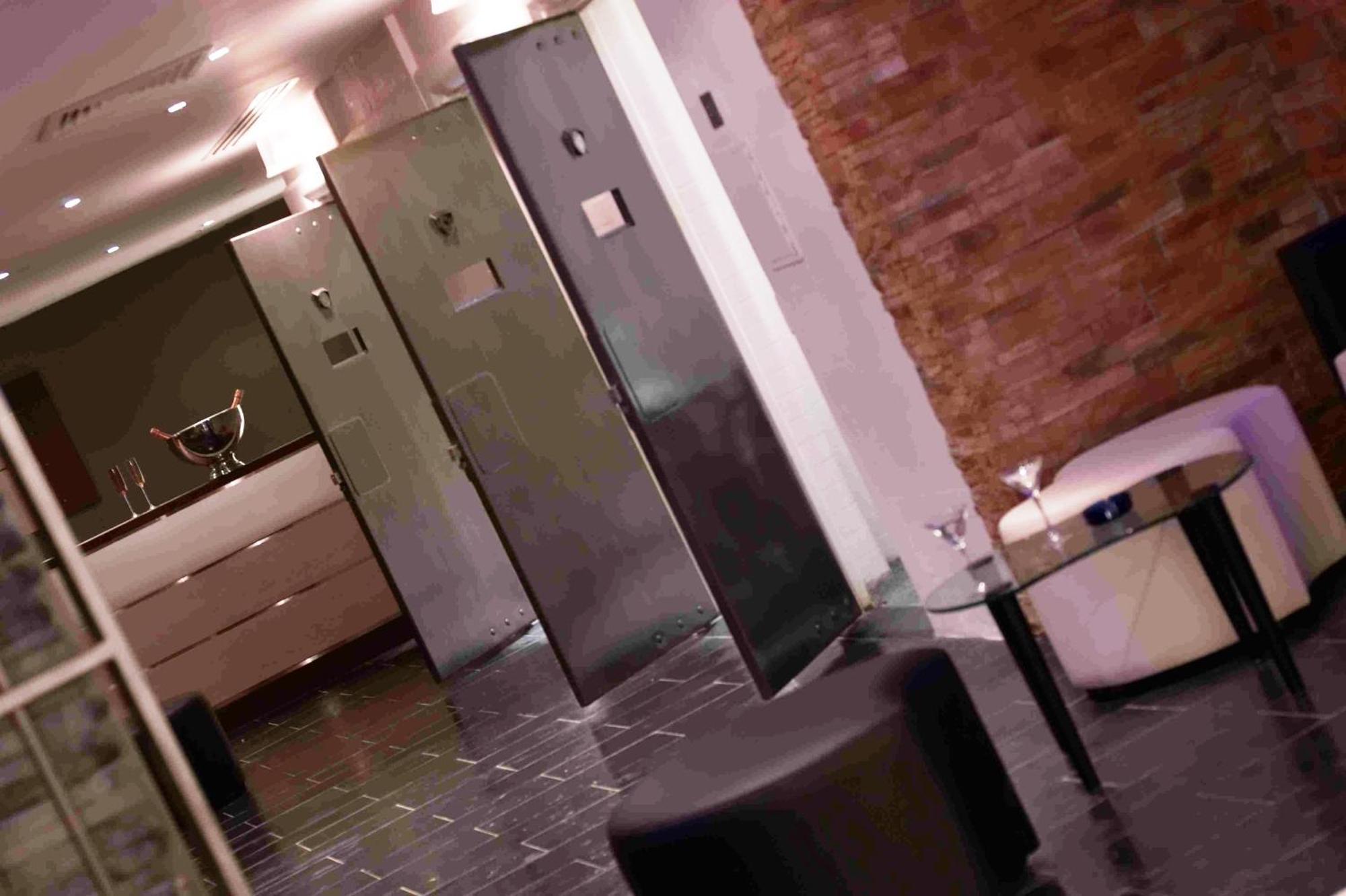 Courthouse Hotel Londra Exterior foto A safe in a hotel room